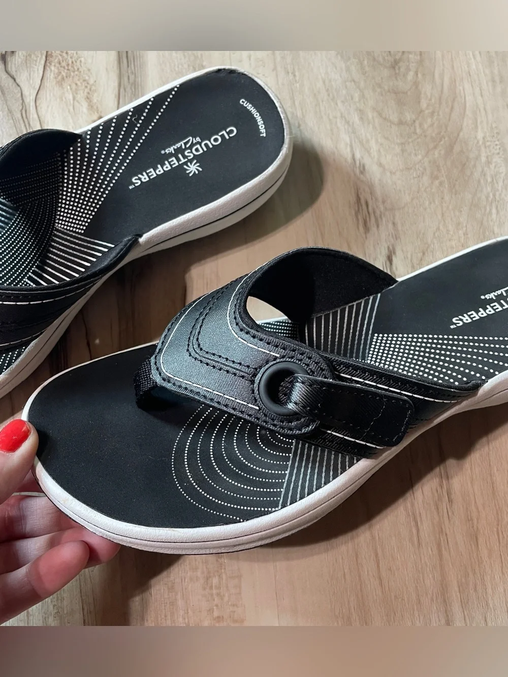 Clark’s Cloudsteppers Black & White Thong Sandals, flip flops size: 7